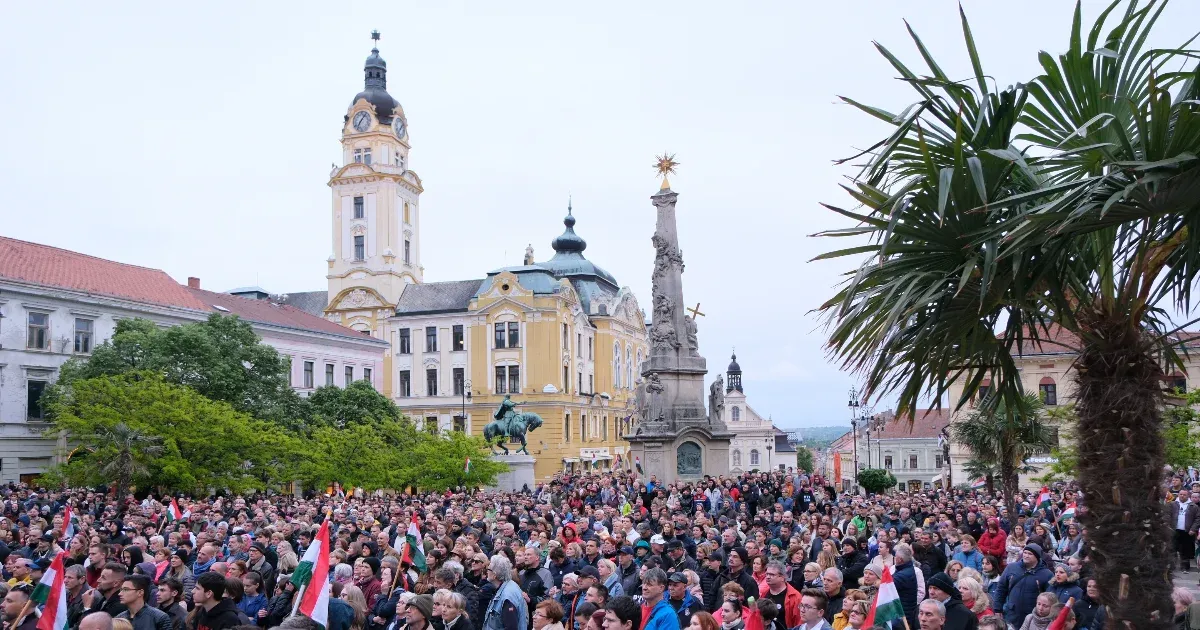 „Ez nem belpesti médiahekk” – Magyar Pétert Pécs főterén is rengetegen hallgatták