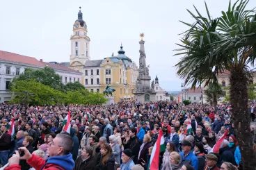 „Ez nem belpesti médiahekk” – Magyar Pétert Pécs főterén is rengetegen hallgatták