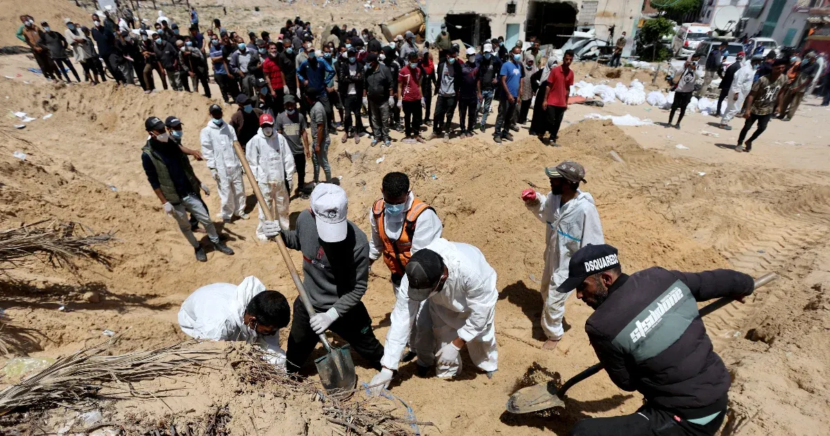 A gázai polgári védelem szerint már több mint 300 holttestet találtak egy hán júniszi tömegsírban