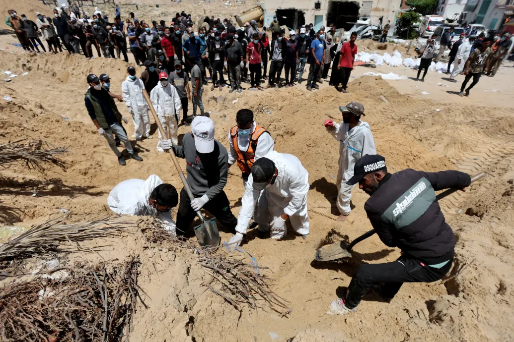 A gázai polgári védelem szerint már több mint 300 holttestet találtak egy hán júniszi tömegsírban
