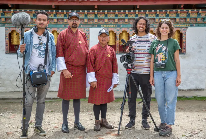 A boldogság ügynökének a készítői, a kép jobb szélén a rendezők: Arun Bhattarai és Zurbó Dorottya – Forrás: Mozinet