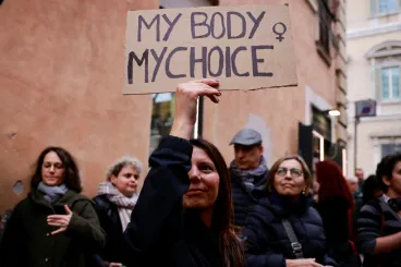 Olaszországban mostantól szabad bejárást kapnak az abortuszközpontokba az abortuszellenes csoportok