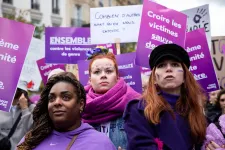 Mérföldkőnek tekintik a bántalmazott nők megvédésében az új uniós jogszabályt