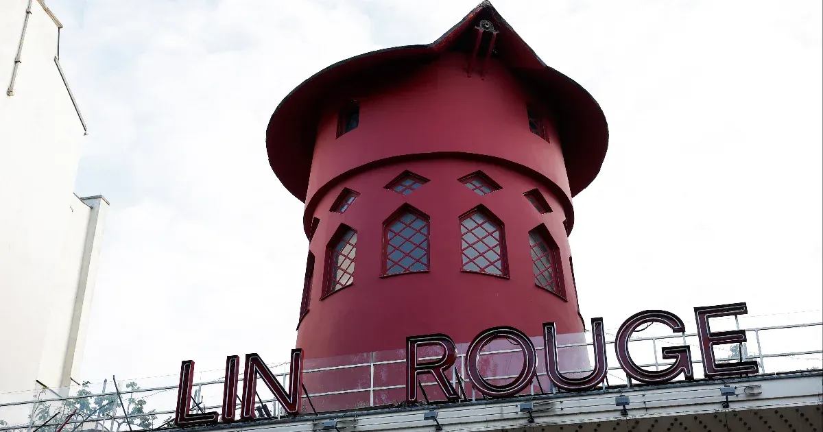 Baleset történt Párizs egyik leghíresebb nevezetességénél, leszakadtak a Moulin Rouge széllapátjai