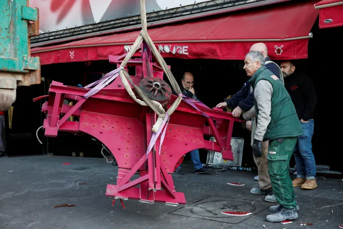 Elszállítják a Moulin Rouge leszakadt széllapátjait – Fotó: Benoit Tessier / Reuters