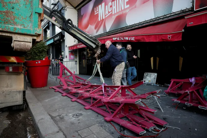 Elszállítják a Moulin Rouge leszakadt széllapátjait – Fotó: Benoit Tessier / Reuters