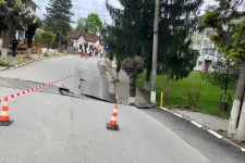 Beszakadt egy utca a dél-romániai Slănic városában, evakuálták a környék lakóit