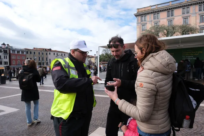 Turisták mutatják az okostelefonon lévő QR-kódot, amellyel igazolják, hogy befizették a velencei önkormányzat által kivetett belépődíjat 2024. április 25-én – Fotó: Manuel Silvestri / Reuters
