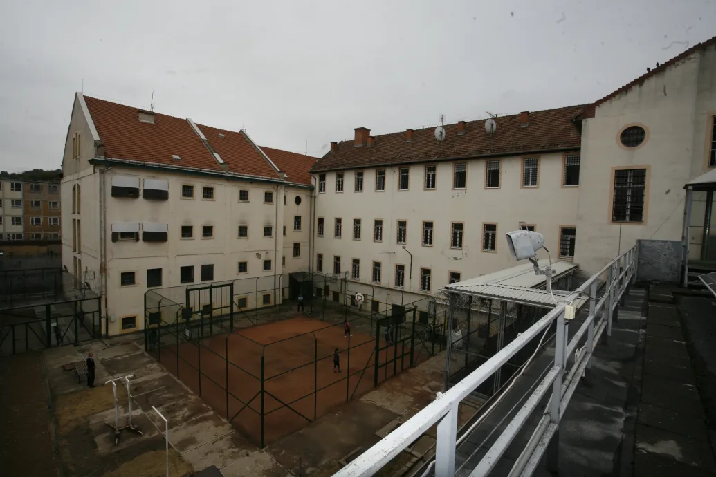 Öt börtönőr rugdosta a rabot, kettő csak nézte a verést