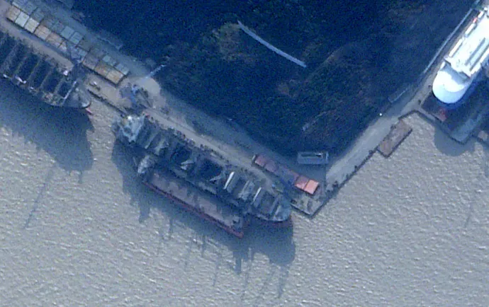 A brit RUSI elemzőintézet által azonosított Angara szállítóhajó Csuán kikötőjében Fotó: Planet Labs via Reuters