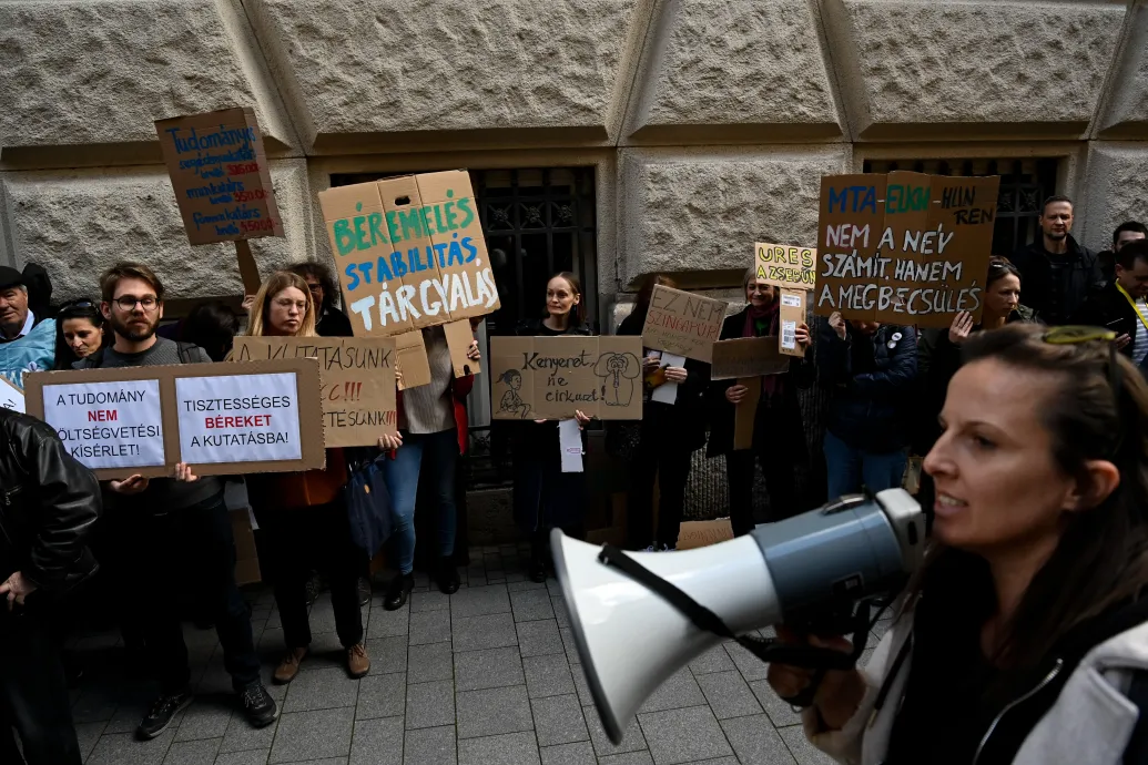 Elindult a tudományos dolgozók tüntetése, a rendőrök lezárták a Piarista utcát