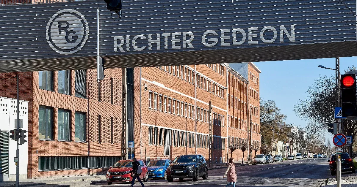 Turbófokozatba kapcsolhat saját maga felvásárlásával a Richter