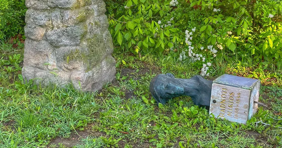 Ledöntötték Radnóti Miklós győri szobrát, amit a halála helyszínétől nem messze állítottak