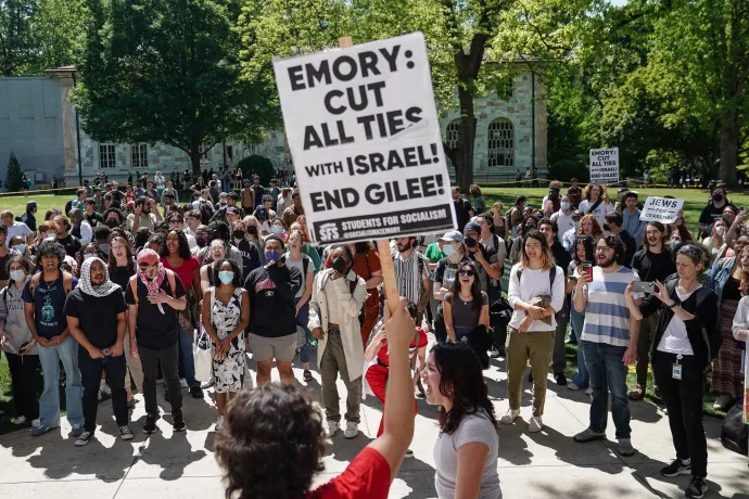 Tüntetők az Emory Egyetemen – Fotó: Elijah Nouvelage /AFP