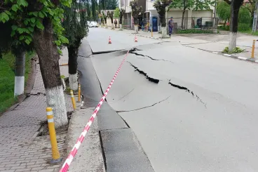 Két méter mély kráter keletkezett Slănicon, már 42 embert evakuáltak