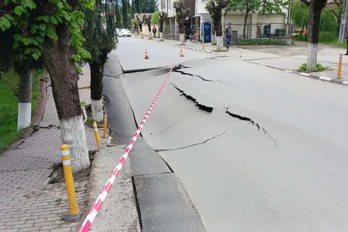 Két méter mély kráter keletkezett Slănicon, már 42 embert evakuáltak