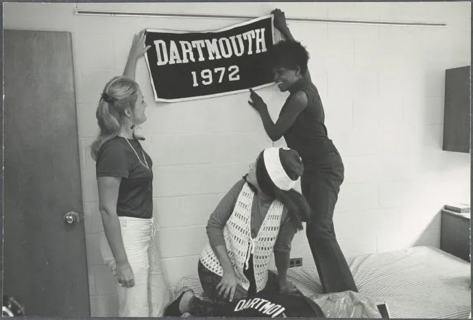 A Dartmouth első női diákjai cserediákok voltak 1969-ben, közöttük a képen látható három diáklány: Gayle Williamson (Randolph-Macon College), Elizabeth Heaps (Connecticut College) és dr. Mary Frances Stubbs (Talladega College) – Fotó: Dartmouth College