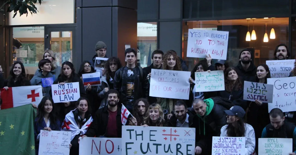 Grúzok tüntettek a budapesti CPAC-en az orosz ügynöktörvény ellen