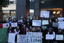 Grúzok tüntettek a budapesti CPAC-en az orosz mintájú ügynöktörvény ellen
