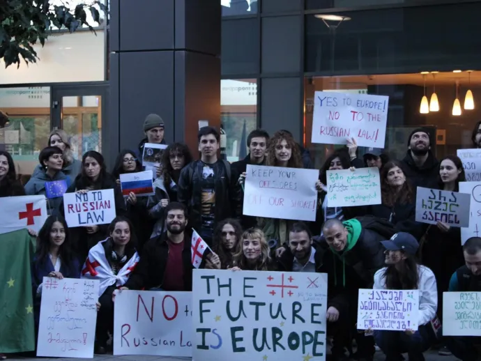 Grúzok tüntettek a budapesti CPAC-en az orosz mintájú ügynöktörvény ellen