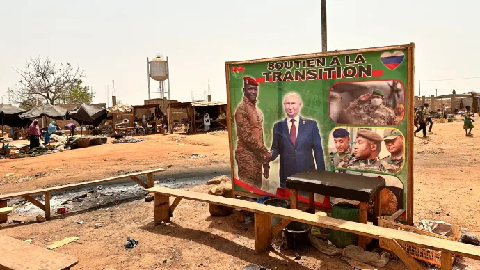 Vlagyimir Putyin orosz elnök és Burkina Faso ideiglenes katonai elnöke, Ibrahim Traoré együtt látható egy Támogatás az átmenetnek feliratú plakáton a főváros, Ouagadougou egyik külvárosának utcáján – Fotó: Picture Alliance / Getty Images