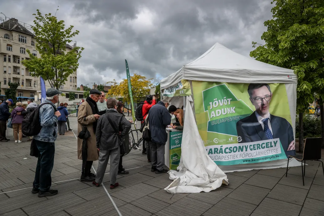 Rendőrség: Nem volt szervezett támadás ellenzéki standok ellen, csak egy részeg férfi randalírozott