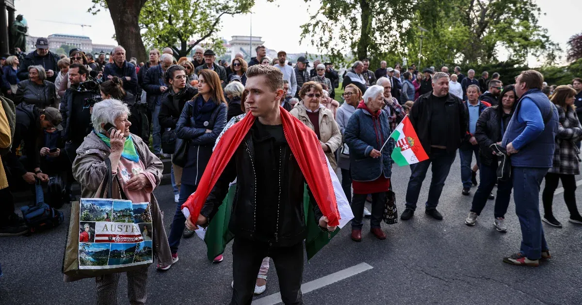 A Belügyminisztérium épülete előtt tüntet Magyar Péter