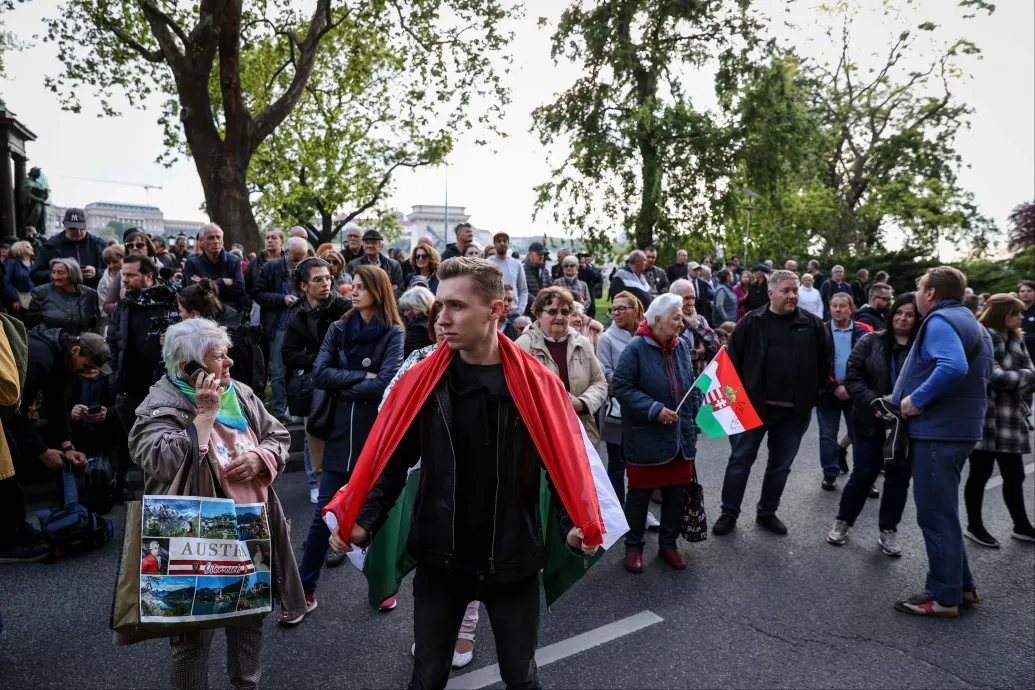 A Belügyminisztérium épülete előtt tüntet Magyar Péter