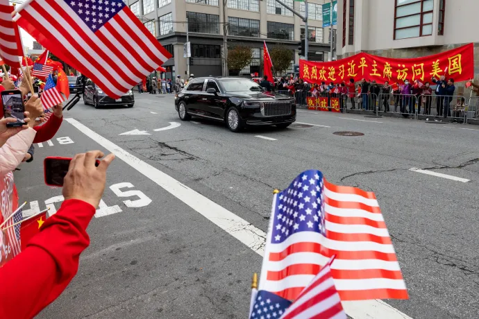 Tengerentúli kínaiak Kína és az Egyesült Államok nemzeti zászlóit lengetve üdvözlik Hszi Csin-ping kínai elnököt a 30. Ázsiai–csendes-óceáni Gazdasági Együttműködés (APEC) gazdasági vezetőinek találkozója előtt, 2023. november 14-én, San Franciscóban – Fotó: Qian Weizhong / VCG / Getty Images