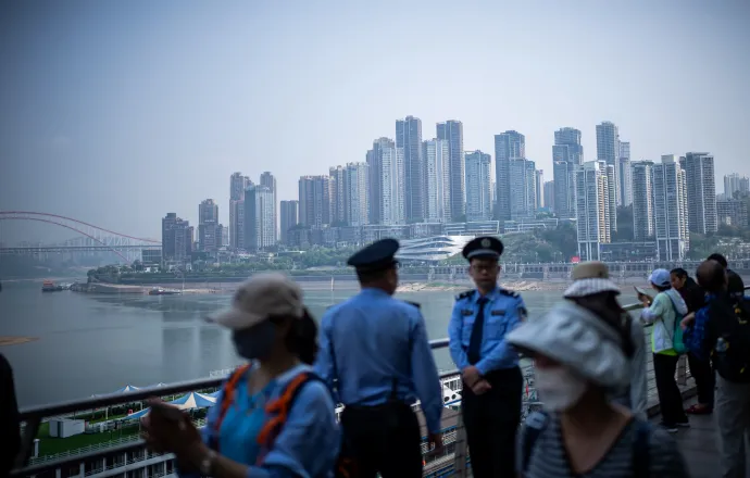 Turisták és járókelők a Jangce folyó partján, a kínai Csungkingban, 2024. április 14-én – Fotó: Michael Kappeler / Getty Images