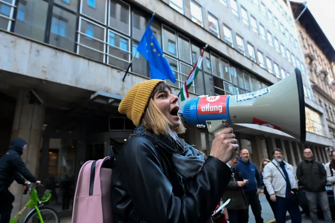 Gregor Anikó a felsőoktatási dolgozók tüntetésén 2024. április 17-én – Fotó: Bődey János / Telex