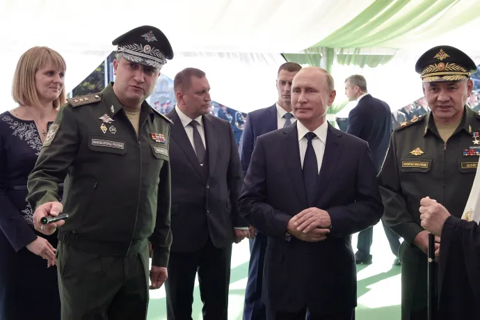 Az orosz állami Sputnik ügynökség által közreadott képen Tyimur Ivanov (b), az Oroszországi Föderáció védelmi miniszterhelyettese, Vlagyimir Putyin (k) orosz elnök és Szergej Sojgu (j) orosz védelmi miniszter a Moszkva melletti Kubinkában lévő katonai Patriot Parkban tesznek látogatást 2018. szeptember 19-én – Fotó: Alexey Nikolskiy / AFP