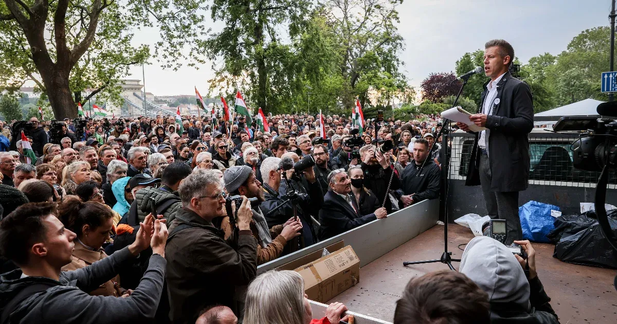 A kormánymédia szánalmasan sikertelen akcióként tálalta Magyar Péter tüntetését