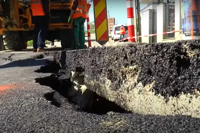 Beszakadt az úttest Kolozsváron a Kányafő utca egy szakaszán