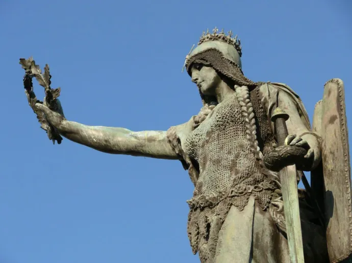 Hungária és az ébredő Szabadság alakjai a szoborcsoportból – Fotó: Domokdr / Wikipédia