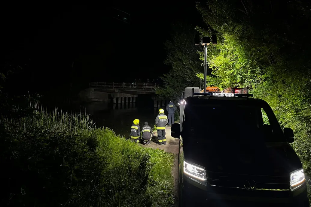 Lovaskocsival hajtottak a Duna-Tisza csatornába