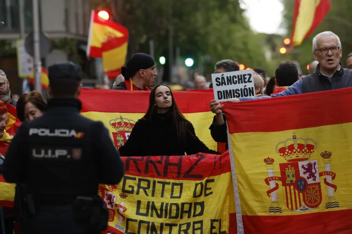 Pedro Sánchez lemondását követelő tüntetők a PSOE székházának közelében 2024. április 26-án – Fotó: Oscar Del Pozo / AFP