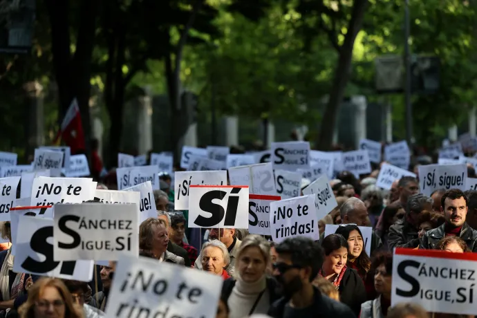 Pedro Sánchez melletti szimpátiatüntetés Madridban 2024. április 28-án – Fotó: Violeta Santos Moura / Reuters