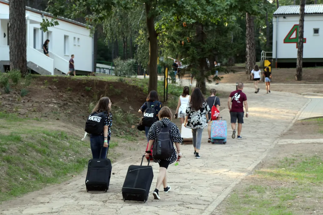A középiskolás önkéntesek is csak erkölcsi bizonyítvánnyal dolgozhatnak a gyerektáborokban