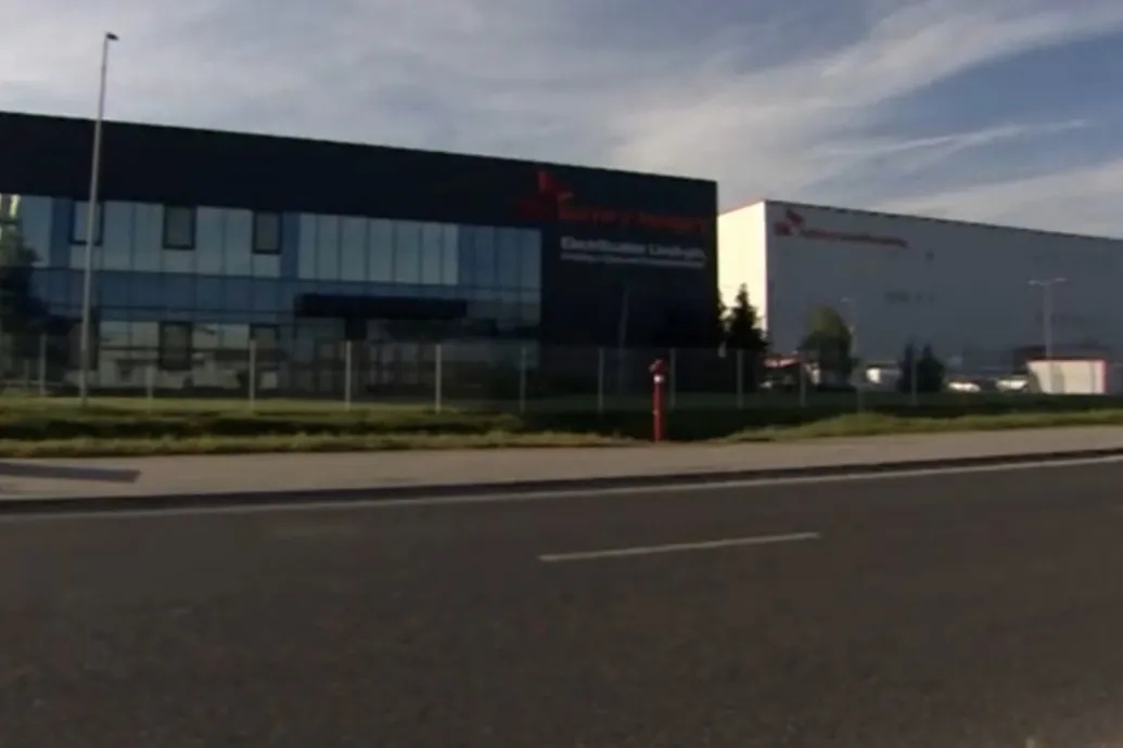 A dolgozók szerint matricával takarják le a dolgozói telefonok kameráját azt iváncsi akkugyárban