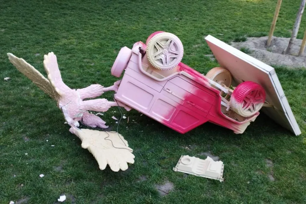 Ledöntötték a ferencvárosi Turul G-szobrot