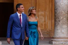 Nem mond le a spanyol kormányfő, miután korrupcióval vádolták meg ellenfelei a feleségét