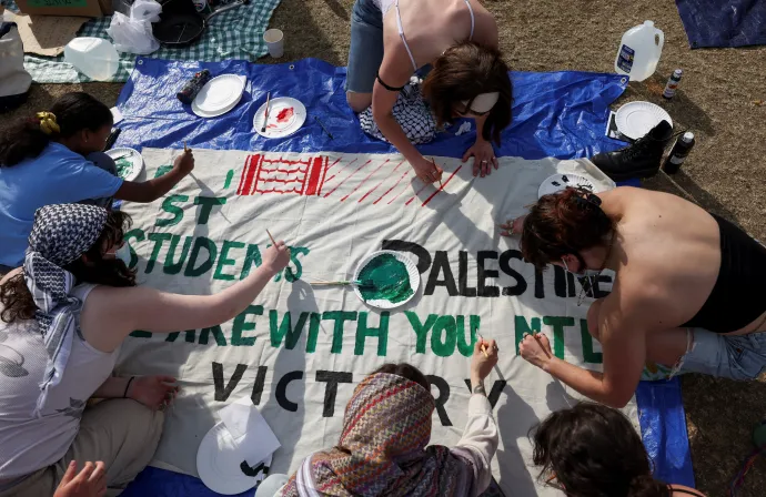 A Columbia hallgatói molinóra festett üzenettel válaszolnak a rafahi palesztinok által írt üzenetre, amelyben megköszönik a diákok támogatását – Fotó: Caitlin Ochs / Reuters