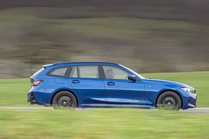 A BMW M sportcsomagjához tartozó lökhárítók, fekete 19-es felnik és a látványos kék fényezés jól illik a hátul díszlő 330i jelöléshez. A teszt során mért 9,3 literes fogyasztás alig magasabb a gyár által megadott 9,1 literes értéknél. Ennek elérésében a visszatáplálás az akkumulátorba, a vitorlázó funkció és az előrelátó vezetést segítő asszisztens támogatja a vezetőt – Fotó: Achim Hartmann / AutóMAGAZIN