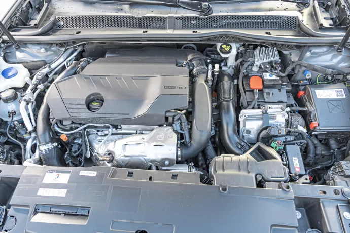 Feltöltött akkumulátorral meggyőzően húz a Peugeot 508 plug-in hibrid, de ha lemerül, erőlködik az 1,6 literes turbómotor, a villanyhajtás pedig csak padlógázon segít be egy kicsit – Fotó: Achim Hartmann / AutóMAGAZIN