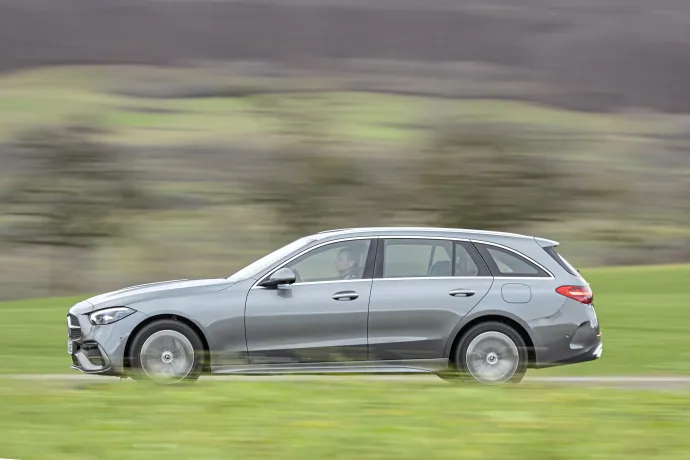 Közel harmincmilliós vételárával a Mercedes messze meghaladja összehasonlításunk többi résztvevőjének árszintjét. Ráadásul a PHEV (plug-in hibrid) modellhez műszaki okokból nem rendelhető sem összkerékkormányzás, sem adaptív lengéscsillapítás – Fotó: Achim Hartmann / AutóMAGAZIN