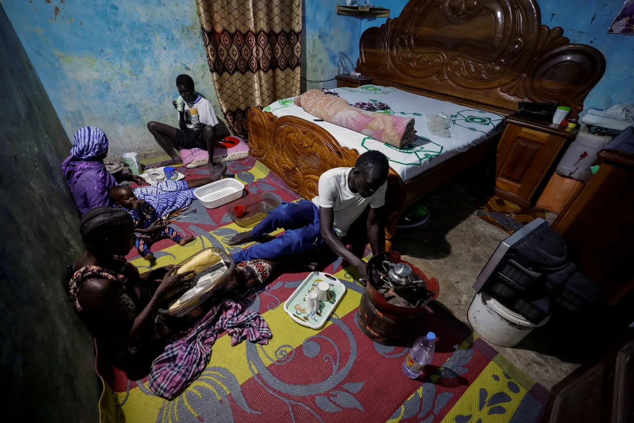 Az Mbaye család otthona, ahol a szülőkkel és rokonokkal laknak együtt, illetve kecskéik – Fotó: Zohra Bensemra / Reuters