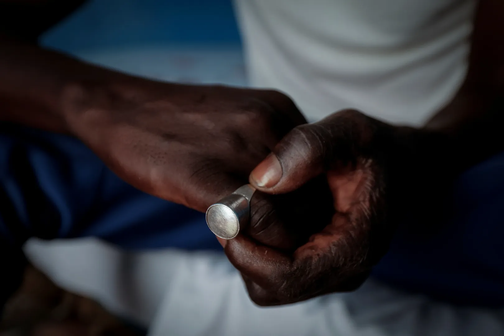 Birane Mbaye annak a barátjának a gyűrűjét tartja kezében, aki a katasztrófával végződött út során szomjan halt, és holttestét a tengerbe eresztették – Fotó: Zohra Bensemra / Reuters