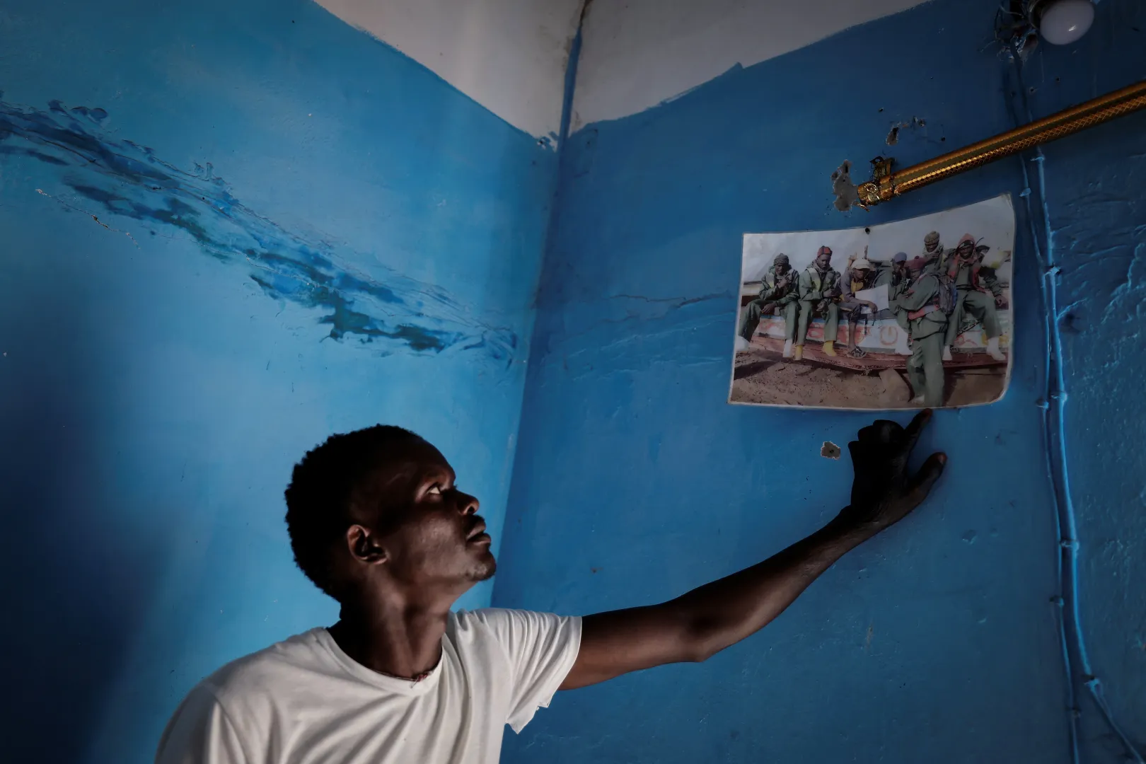 Mbaye halásztársait mutatja, akik közül hárman eljutottak Spanyolországba, egyikük meghalt a tengeren, a többiek a halászfaluban maradtak – Fotó: Zohra Bensemra / Reuters