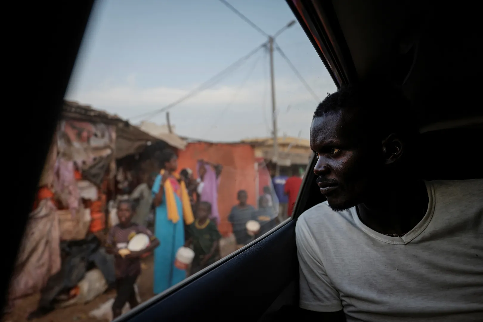Birane Mbaye kitekint egy autóból – Fotó: Zohra Bensemra / Reuters